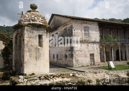 La cappella e l'edificio amministrativo del Fort Jeronimo Portobelo Panama Foto Stock