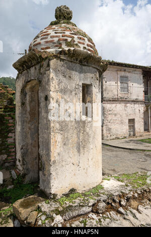 La cappella e l'edificio amministrativo del Fort Jeronimo Portobelo Panama Foto Stock