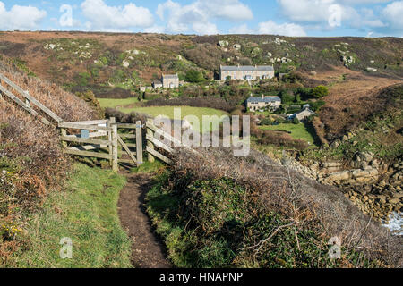Il caratteristico e pittoresco villaggio costiero di Porthgwarra in Cornovaglia, Inghilterra, Regno Unito. Foto Stock