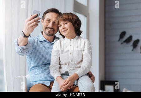 Nizza uomo felice prendendo un selfie Foto Stock