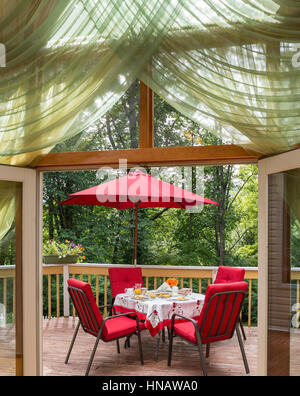 Full colazione la colazione è servita sul ponte, Cherry Valley Manor, montagne Poconos, PA. Foto Stock