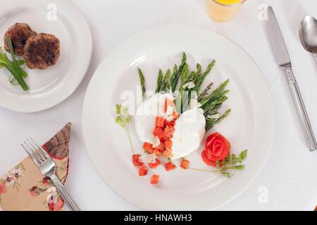 Le uova in camicia su asparagi con salsiccia, Harvest Moon B&B, New Holland, PA. Foto Stock