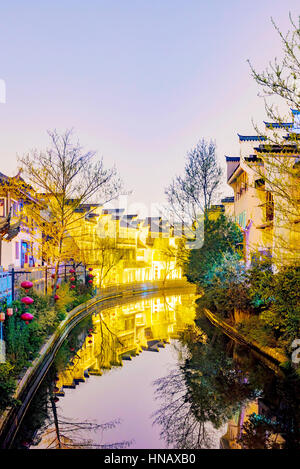 Cinese tradizionale edifici lungo il fiume Qinhuai in Nanjing Foto Stock