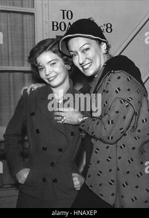 MICHELLE BRIDGET FARMER e Gloria Swanson attrice con la figlia (1950) Foto Stock