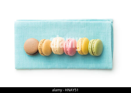 Dolce macarons colorati isolati su sfondo bianco. Foto Stock