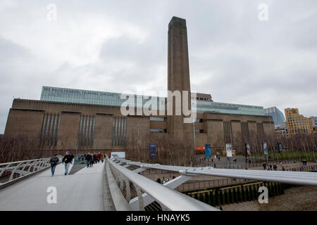 Vista della galleria d'arte Tate Modern dal Millennium Bridge di Londra. Foto Stock