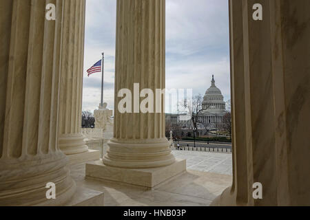 Dal portico di U.S. Corte Suprema, visualizzare Capitol Building, Casa del Congresso degli Stati Uniti. Bandiera. Washington, DC. Foto Stock