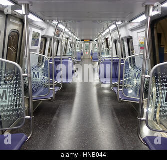 All'interno della serie DC Metro CAR 7000, prodotta da Kawasaki. Una riprogettazione rispetto ai modelli precedenti - sedili nuovi, disposizione, senza moquette, acciaio inossidabile. Foto Stock