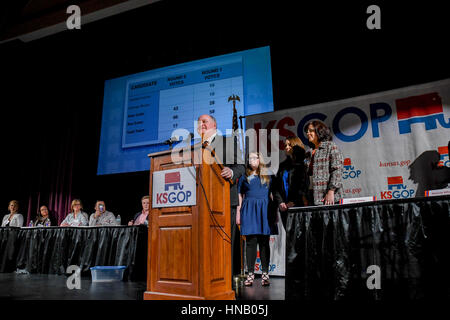 Kansas State Tesoriere Ron Estes dopo aver ottenuto 66 voti per vincere al secondo turno delle elezioni in locali speciali nomination GOP elezione per riempire la sede congressuale liberate da Mike Pompeo risolve la contea di delegati in Auditorium di amici università di Wichita, Kansas, Foto Stock