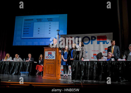 Kansas State Tesoriere Ron Estes dopo aver ottenuto 66 voti per vincere al secondo turno delle elezioni in locali speciali nomination GOP elezione per riempire la sede congressuale liberate da Mike Pompeo risolve la contea di delegati in Auditorium di amici università di Wichita, Kansas, Foto Stock