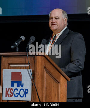 Kansas State Tesoriere Ron Estes risolve la contea delegati presso il locale speciale nomina GOP elezione per riempire la sede congressuale di liberate da Mike Pompeo. Foto Stock