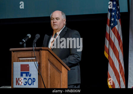 Kansas State Tesoriere Ron Estes risolve la contea delegati presso il locale speciale nomina GOP elezione per riempire la sede congressuale di liberate da Mike Pompeo. Foto Stock