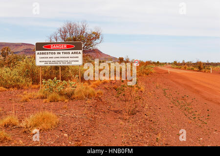 Amianto sul ciglio della strada segno di avvertimento, Witenoom, Pilbara, Western Australia. Foto Stock