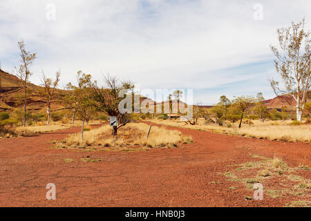 Mantenere la sinistra cartello stradale in amianto bandoned città mineraria Witenoom, Pilbara, Western Australia. Foto Stock