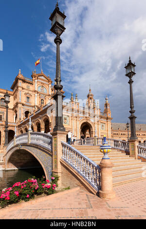 Siviglia, Spagna - 30 Aprile 2016: Plaza de Espana, vista sotto un ponte che attraversa il canale nella parte anteriore della parte centrale del padiglione. Foto Stock