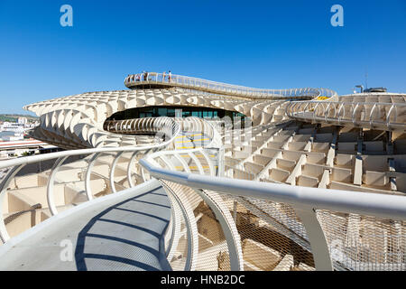 Siviglia, Spagna - 1 Maggio 2016: turisti sulla piattaforma superiore del Metropol Parasol, una struttura in legno si trova presso La Encarnacion square nel vecchio quar Foto Stock