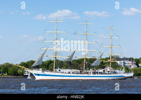 Amburgo, Germania - 8 Maggio 2016: Russo tre-masted sailing ship MIR sul fiume Elba durante la partenza sfilata di 827th del porto di Amburgo anniversario Foto Stock