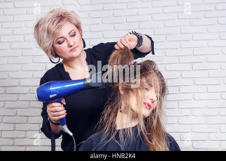 Parrucchiere capelli di essiccazione Foto Stock