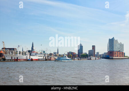 Amburgo, Germania - 19 Maggio 2016: Waterfront da St Pauli piers con nave museo Cap San Diego di HafenCity trimestre con Elbe Philharmonic Hall Foto Stock