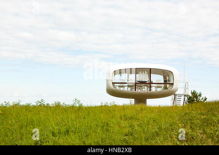 Binz, Germania - 22 Settembre 2016: stazione bagnino costruito nel 1966 dall'architetto Ulrich Muether presso la spiaggia di Ostseebad Binz, isola di Ruegen. Foto Stock