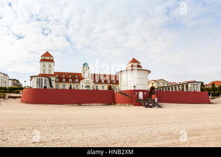 Binz, Germania - 22 Settembre 2016: il Casino (Kurhaus) di Binz sull isola di Ruegen, vista dalla spiaggia. Il Kurhaus è stata aperta nel 1890. Foto Stock