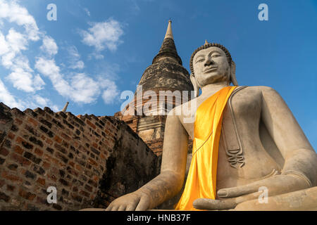 Statua del Buddha vor der großen Chedi des Wat Yai Chai Mongkon, Geschichtspark Ayutthaya, Thailandia, Asien | immagine del Buddha e il Chedi di Wat Yai Chai Foto Stock