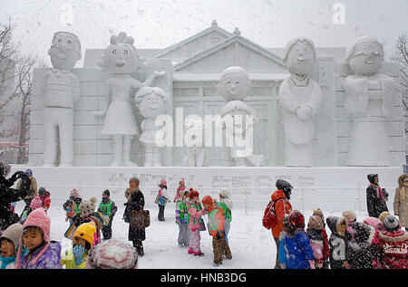 Visitatore,Sapporo Snow Festival,sculture di neve,Parco Odori, Sapporo, Hokkaido, Giappone Foto Stock