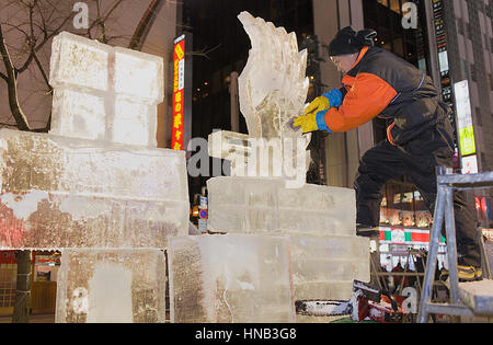 Preparare il Sapporo Snow Festival,sculture di ghiaccio,Sapporo Ekimae dori,nel quartiere dei divertimenti di Susukino ,Sapporo, Hokkaido, Giappone Foto Stock