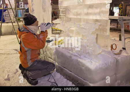 Preparare il Sapporo Snow Festival,sculture di ghiaccio,Sapporo Ekimae dori,nel quartiere dei divertimenti di Susukino ,Sapporo, Hokkaido, Giappone Foto Stock