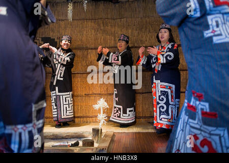Ainu danza tradizionale in Ainu village museo,Shiraoi Poroto Kotan,Shiraoi,Hokkaido, Giappone Foto Stock
