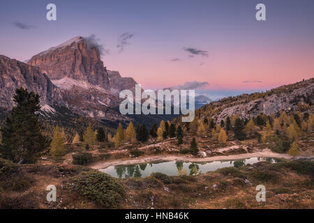 L'Italia. Dolomiti. Di sera la vista lago Limides e monte Tofana di Rozes Foto Stock