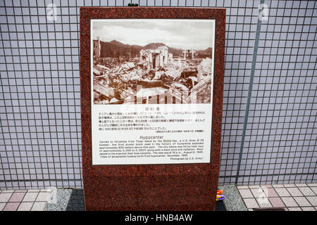 La facciata della Shima ospedale,vi è un monolito marcatura ipocentro,la prima bomba atomica utilizzato nella storia è esplosa a 600 metri al di sopra di questo posto, Hiros Foto Stock