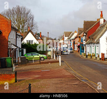 Una vista della strada inferiore nel villaggio di Horning su il Parco Nazionale Broads del Norfolk, Inghilterra, Regno Unito. Foto Stock