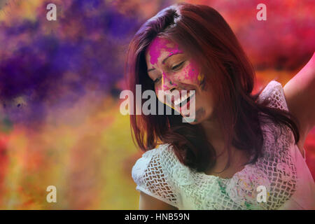 Una giovane ragazza indiana celebra Holi festival Foto Stock