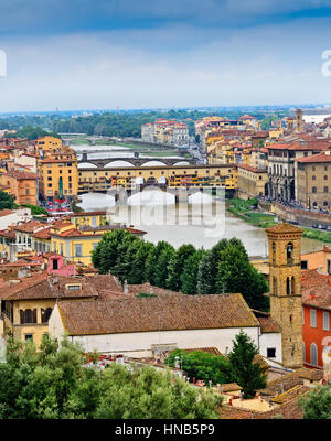 Vista panoramica della città di Firenze e il fiume Arno, in Italia. Foto Stock