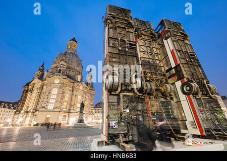 Scultura di 3 bus verticale che simboleggia anti sniper barricata di Aleppo da artista Syrian-German Manaf Halbouni a Dresda, in Germania. Foto Stock