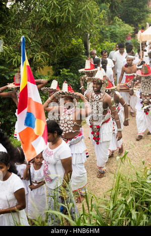 Processione al tempio, il Full Moon Poya festival, Weligama, Sri Lanka Foto Stock