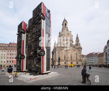 Scultura di 3 bus verticale che simboleggia anti sniper barricata di Aleppo da artista Syrian-German Manaf Halbouni a Dresda, in Germania. Foto Stock