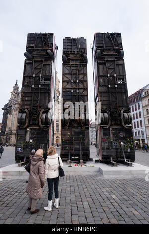 Scultura di 3 bus verticale che simboleggia anti sniper barricata di Aleppo da artista Syrian-German Manaf Halbouni a Dresda, in Germania. Foto Stock