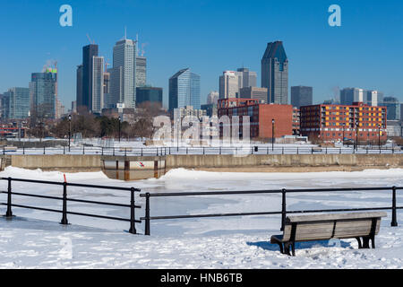 Montreal, CA, 5 marzo 2016. Lo Skyline di Montreal in inverno da Lachine Canal. Foto Stock