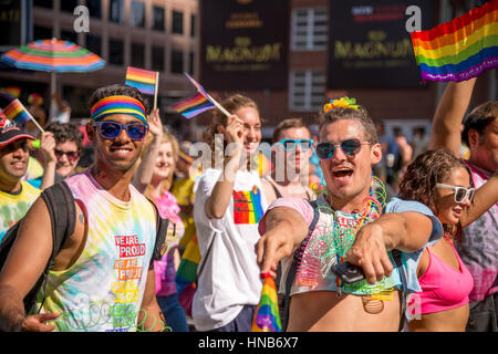 Toronto, CA - 3 Luglio 2016: Happy parade frequentatori di partecipare nel 2016 Toronto Gay Pride Marzo Foto Stock