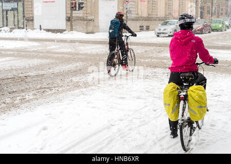 Montreal, CA, 7 marzo 2016. Due persone in sella moto durante la tempesta di neve Foto Stock