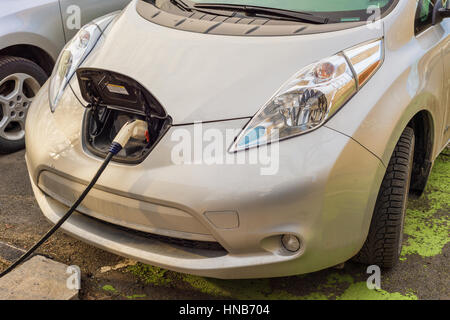 Montreal, CA, 21 marzo 2016. Le automobili elettriche carica alla stazione di ricarica. Foto Stock