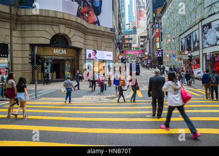 Hong Kong, Cina - 26 Mars 2015: Occupato pedoni che attraversano Via in Hong Kong Foto Stock