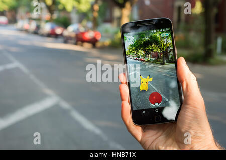 Montreal, CA - Agosto 10, 2016: primo piano di un uomo Gioca Pokemon vai su uno smart phone. Pokemon Go è un gioco di realtà virtuale rilasciato nel mese di luglio 2016. Foto Stock