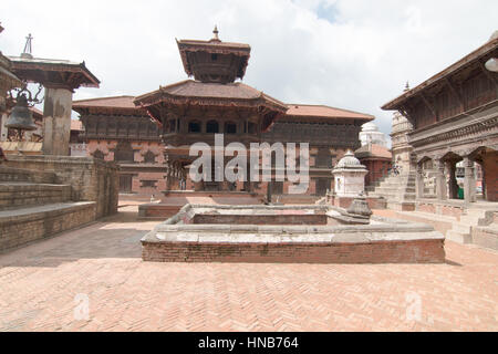 Scena di Bhaktapur quadrato con un serbatoio di acqua in primo piano, a Kathmandu in Nepal Foto Stock