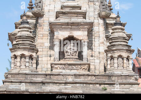 Dettaglio della parte esterna di scultura in pietra del Varaha avatar di Vishnu, un dio indù, su di un tempio di Patan Durbar Square, Kathmandu Foto Stock