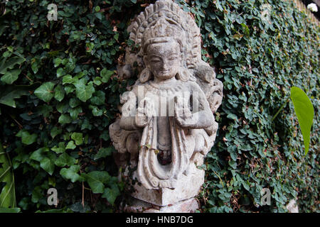 Colpo frontale della statua di pietra della figura mitologica in un museo in Bhaktapur, Kathmandu Foto Stock