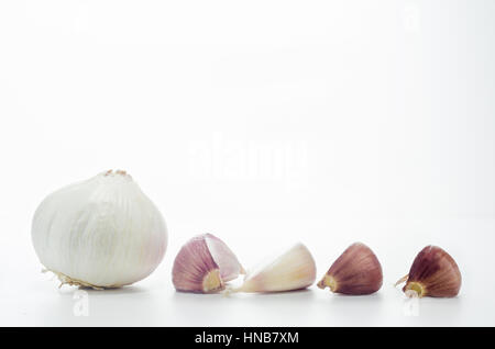 Aglio isolati su sfondo bianco Foto Stock