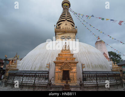 Una cupola di Swayambhunath temple a Kathmandu, Nepal, sulla cima di una collina nella città, con occhi dipinto su di esso Foto Stock
